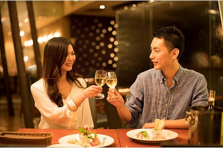 這張圖片的 alt 屬性值為空，它的檔案名稱為 couple5.jpg